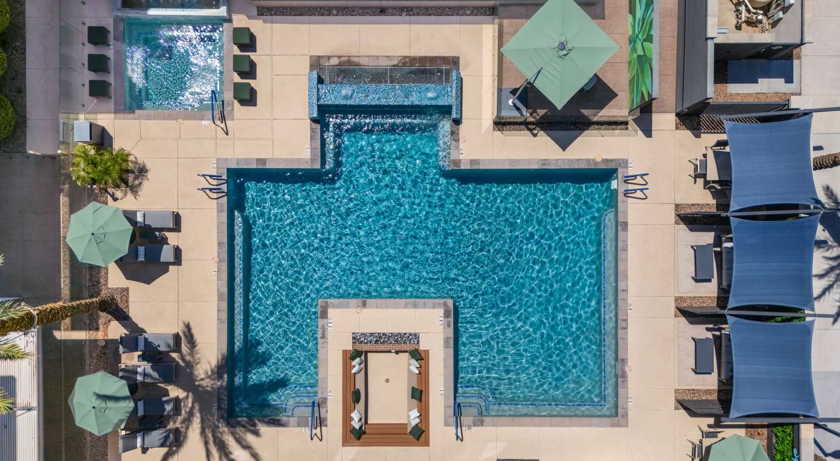 Pool and poolside area at 601 Pax.