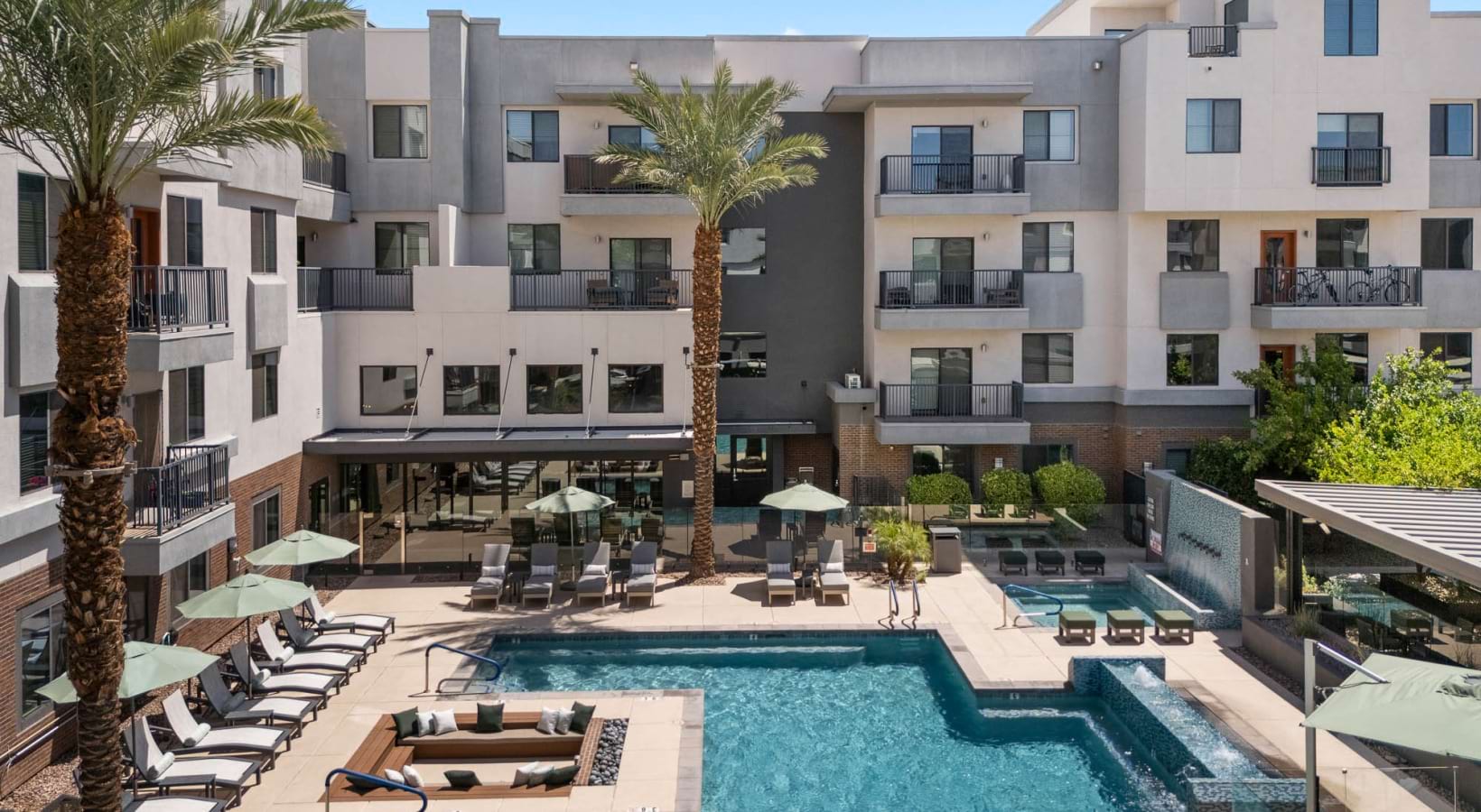 Pool and poolside area at 601 Pax.