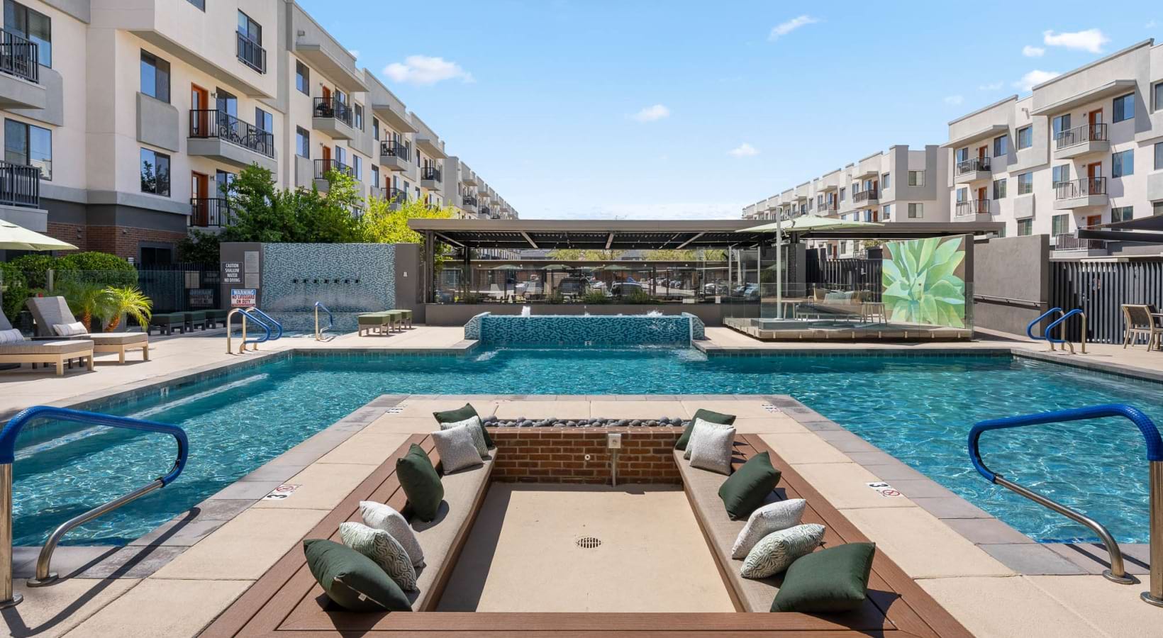 Pool and poolside area at 601 Pax.